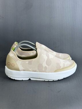 OOFOS Women's OOmg eeZee Low shoe white tan camouflage size 11
